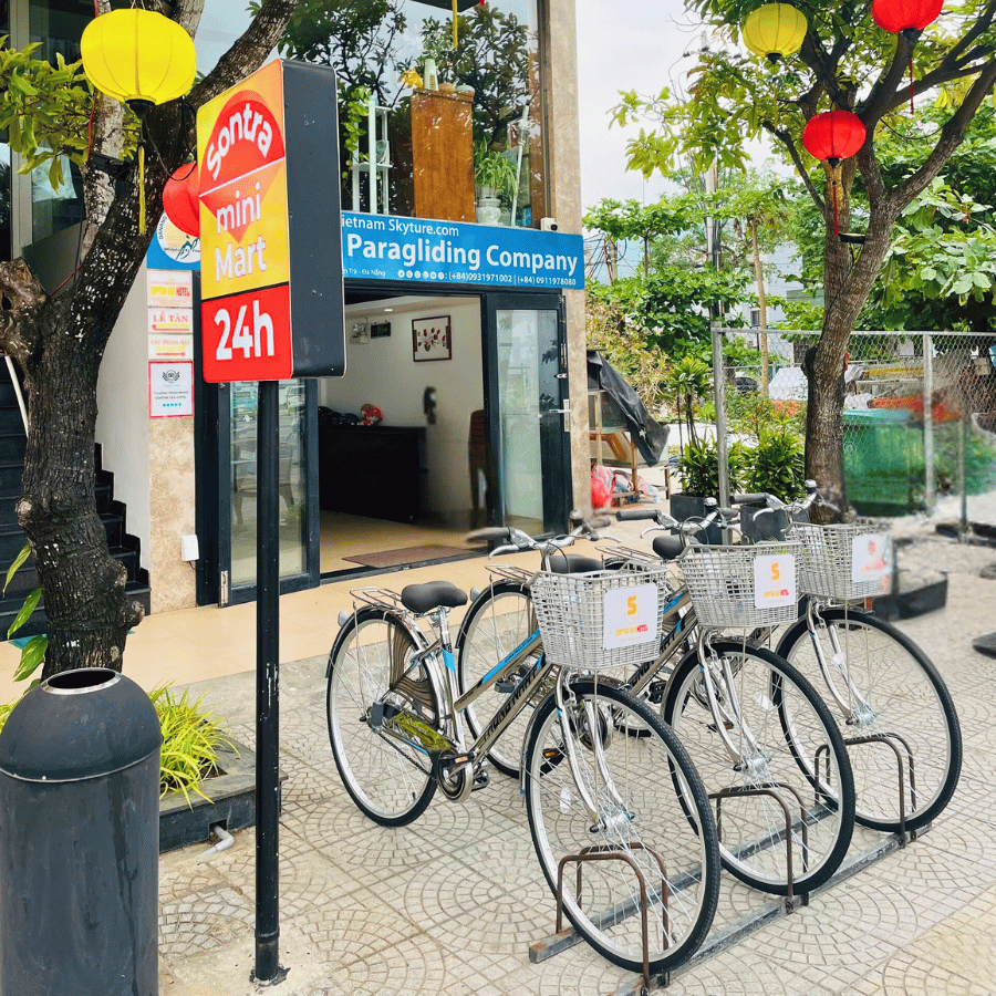 Xe đạp miễn phí trước Sontra mini Mart 24h, khách sạn mặt biển Đà Nẵng