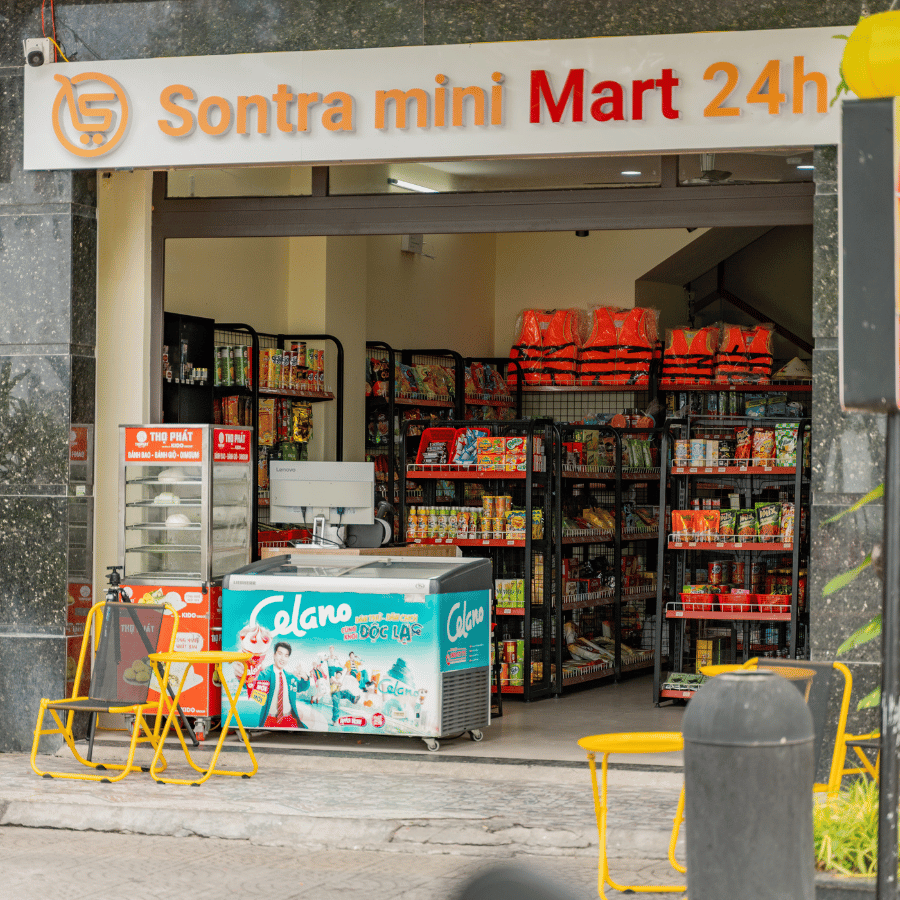 Cửa hàng Sontra mini Mart 24h với kệ hàng đa dạng tại Đà Nẵng