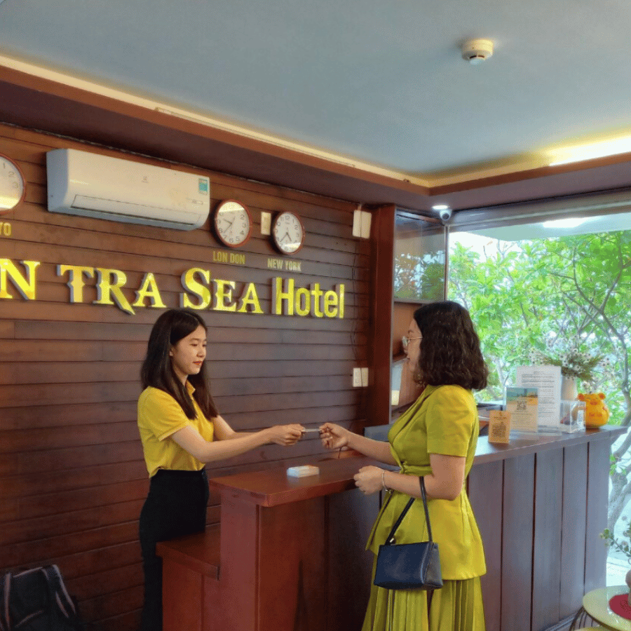 Lễ tân Sontra Sea Hotel phục vụ khách hàng thân thiện