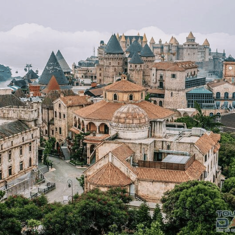 Toàn cảnh Làng Pháp tại Bà Nà Hills gần Đà Nẵng