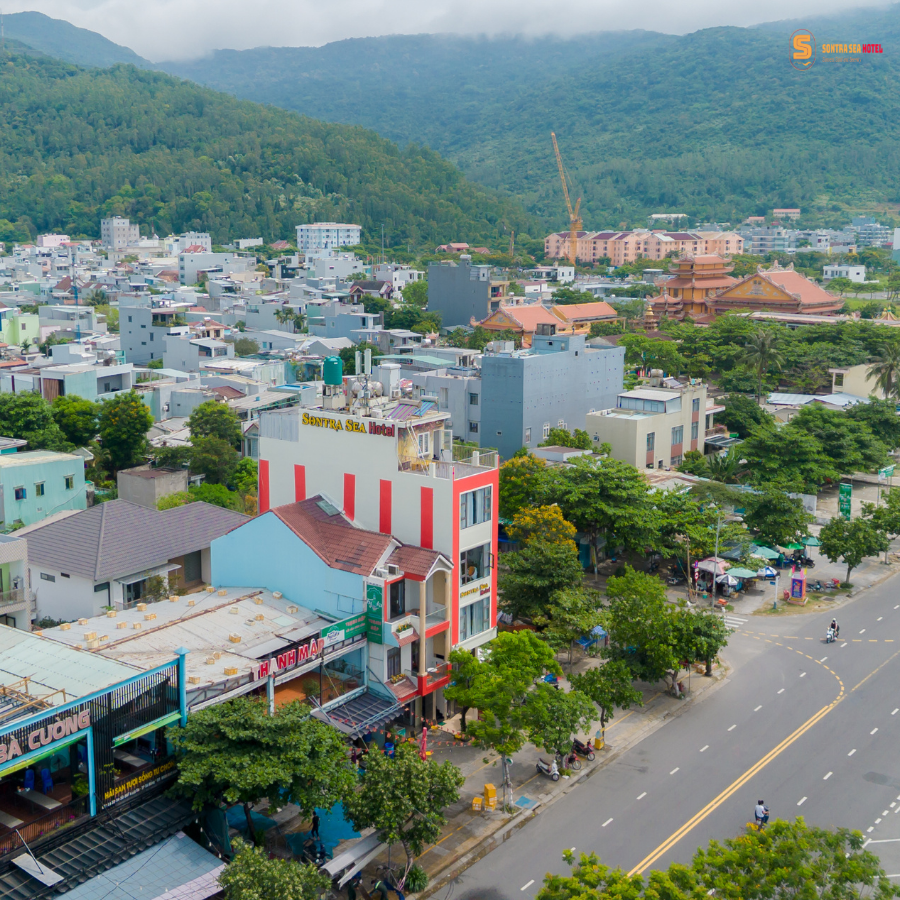 Toàn cảnh Sontra Sea Hotel nhìn về hướng núi Sơn Trà