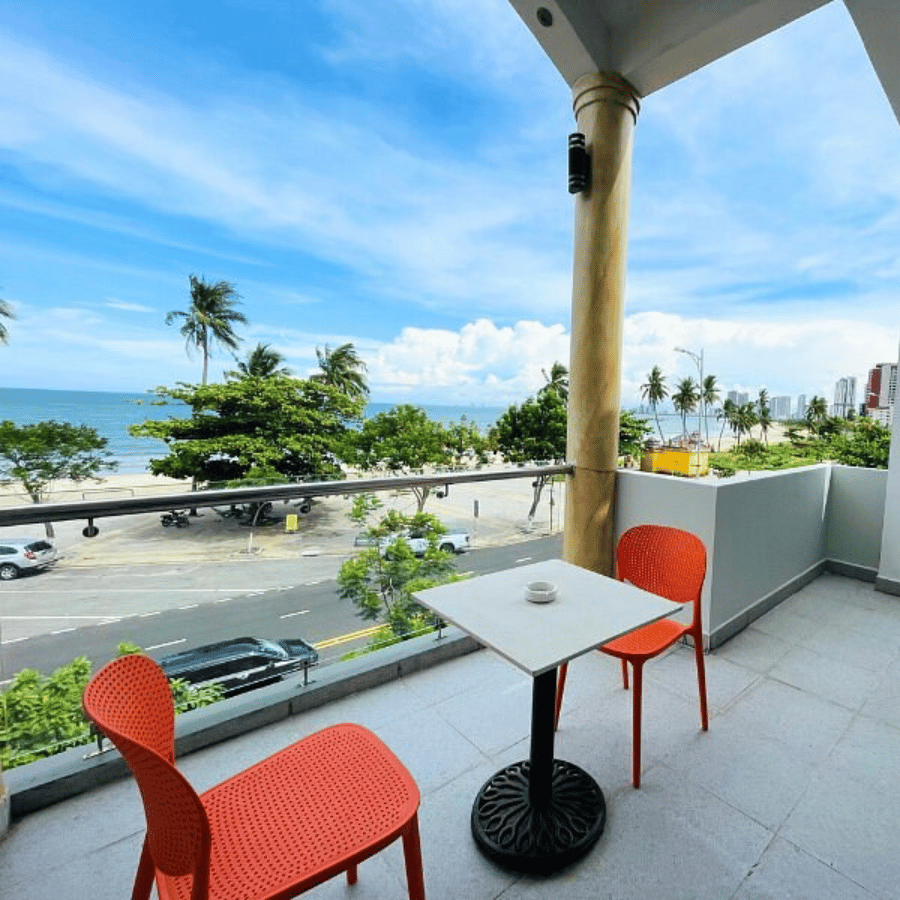 Ban công phòng nghỉ view biển tại Sontra Sea Hotel