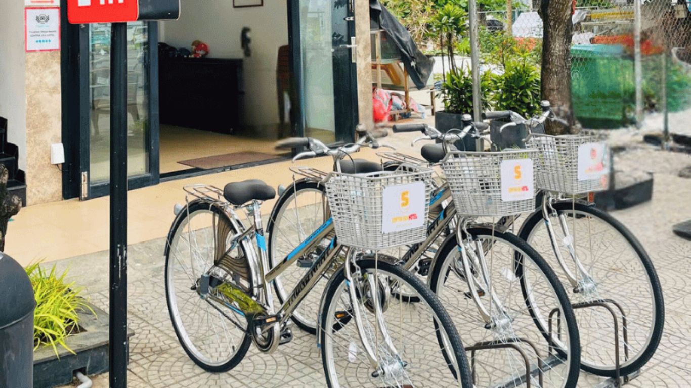 Xe đạp miễn phí trước Sontra mini Mart 24h, khách sạn mặt biển Đà Nẵng